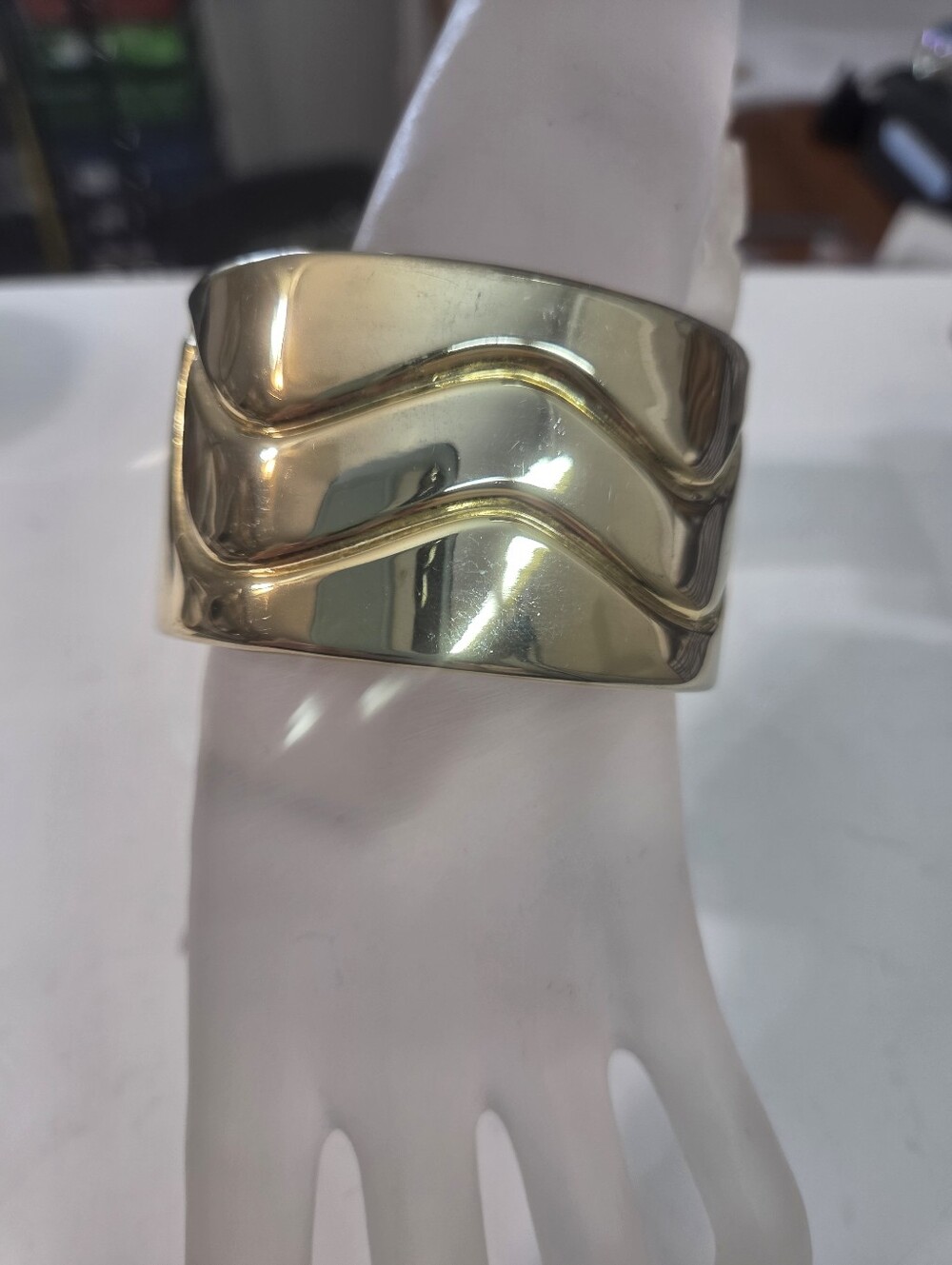 gold tone chevron groove clamper hinge bracelet 80s glamour 1.5in wide bold